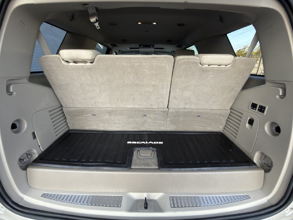 Used 2017 Cadillac Escalade Premium Luxury RWD image 33
