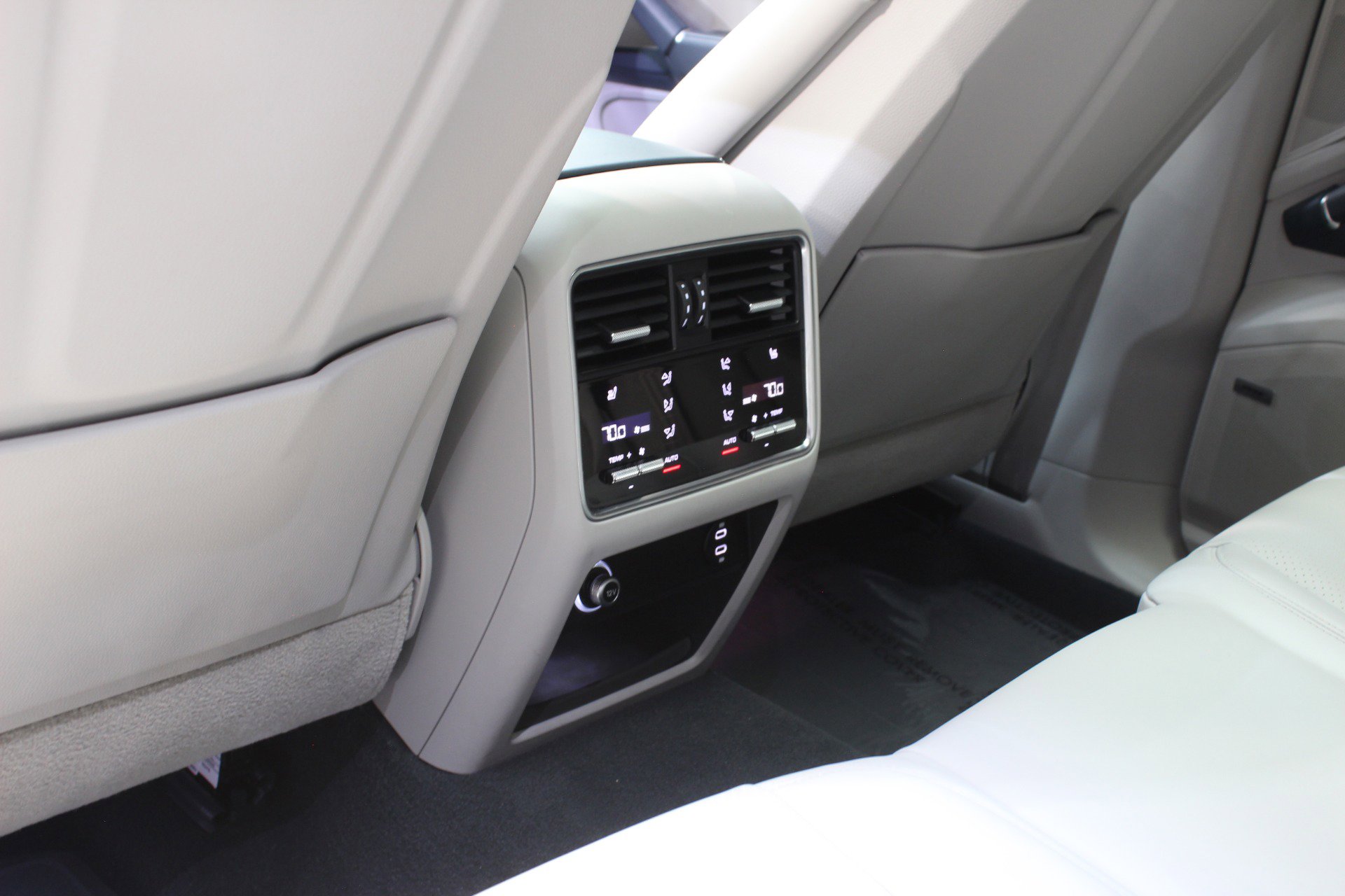 Used 2023 Porsche Cayenne Platinum Edition image 39