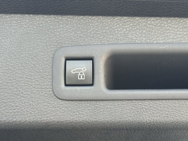 Used 2025 Toyota Sienna XLE FWD image 35