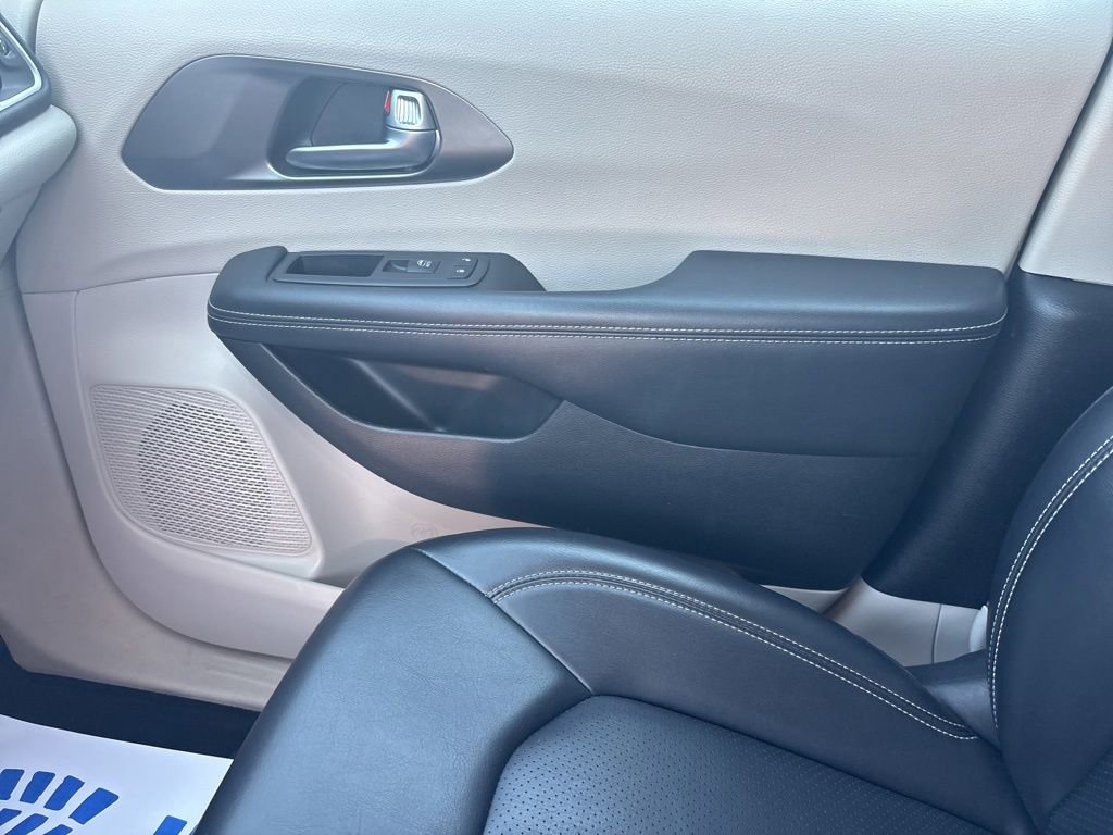 Used 2023 Chrysler Pacifica Touring-L FWD image 26