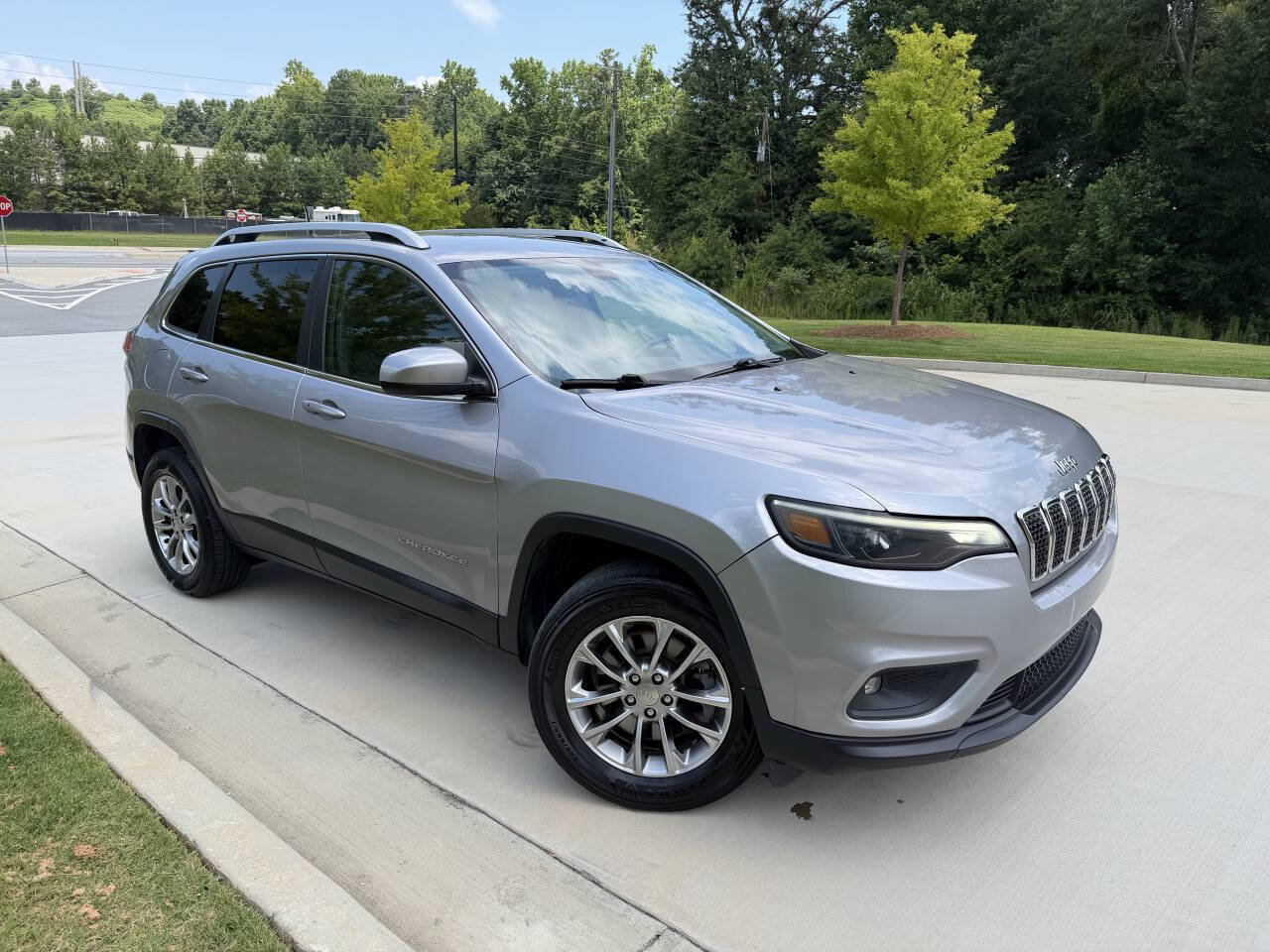Used 2019 Jeep Cherokee Latitude Plus AWD/4WD image 1
