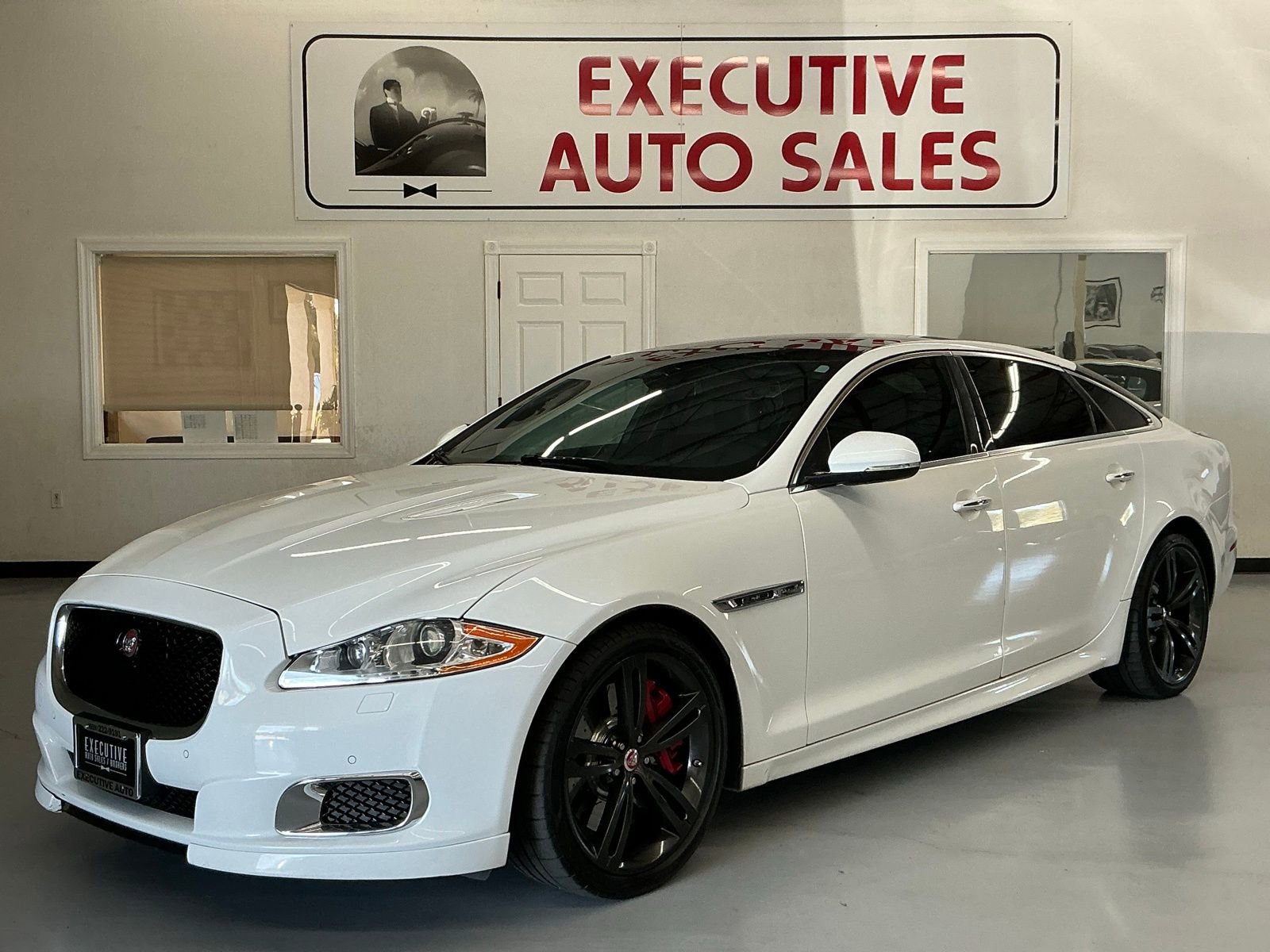 Used 2015 Jaguar XJ R LWB image 1