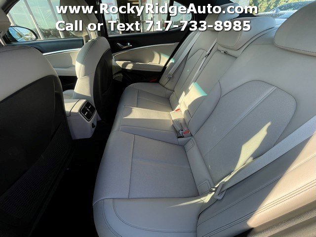 Used 2023 Genesis G70 2.0T image 13