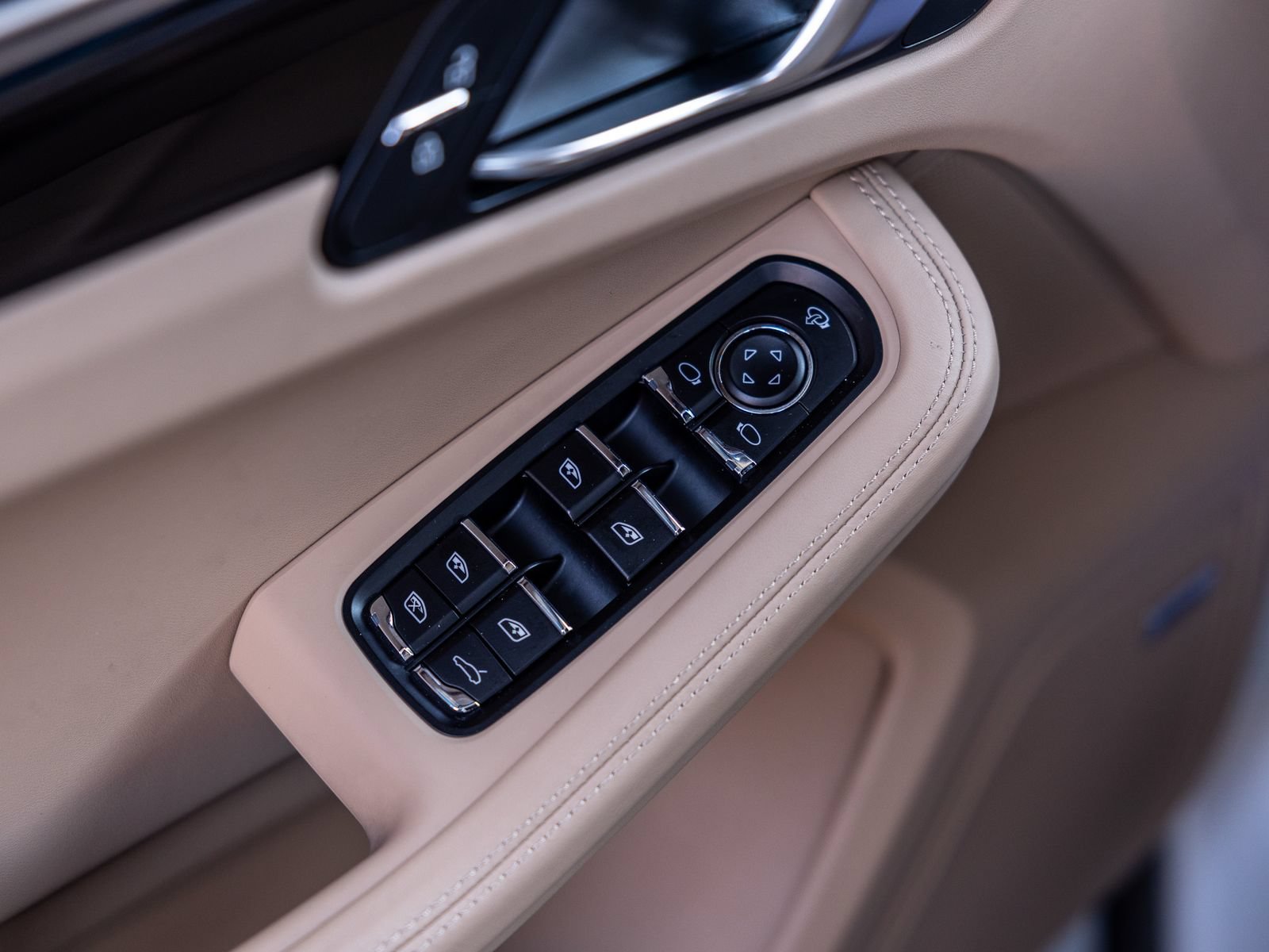 Certified 2024 Porsche Macan AWD/4WD image 43