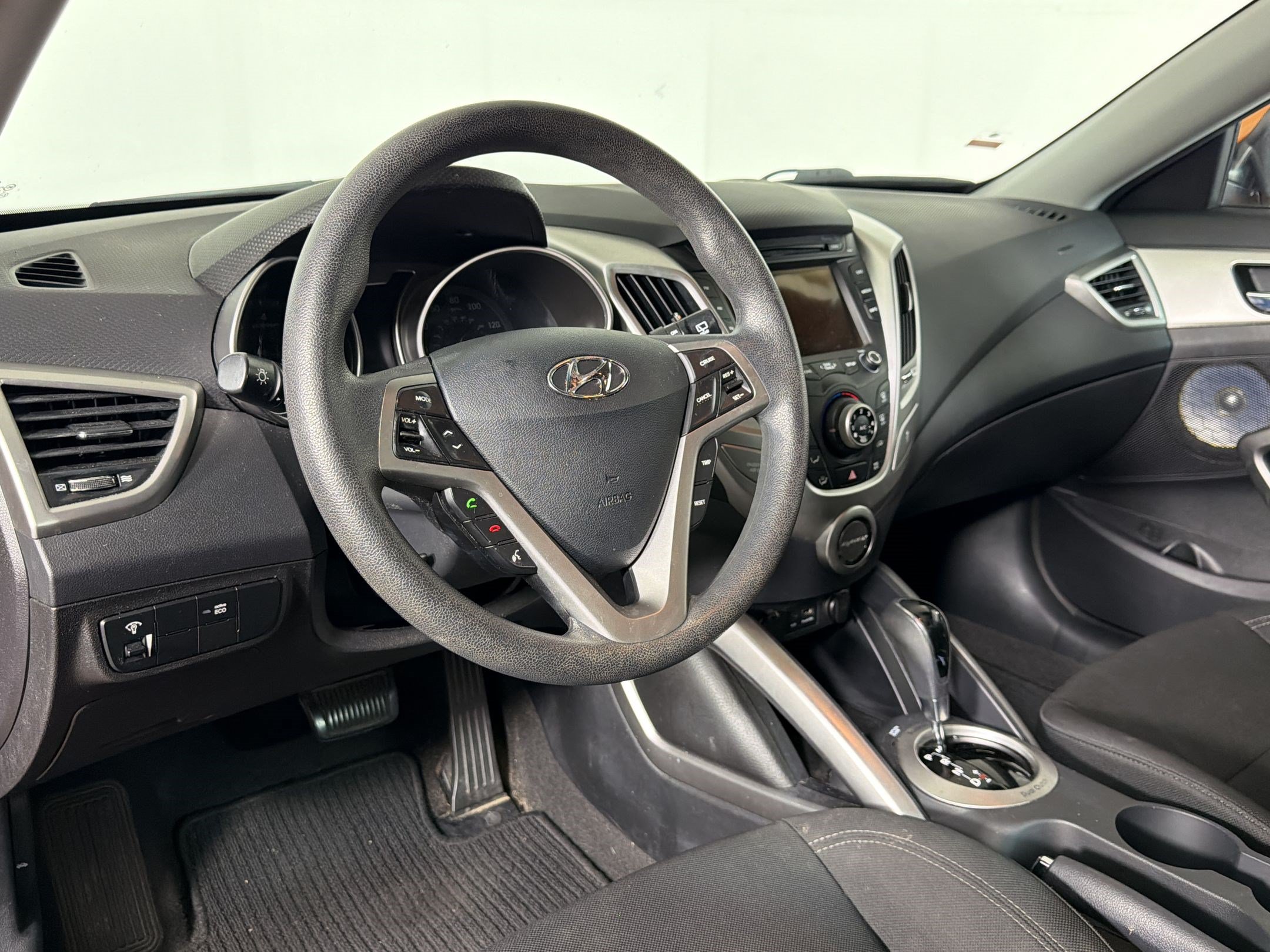 Used 2014 Hyundai Veloster FWD image 3