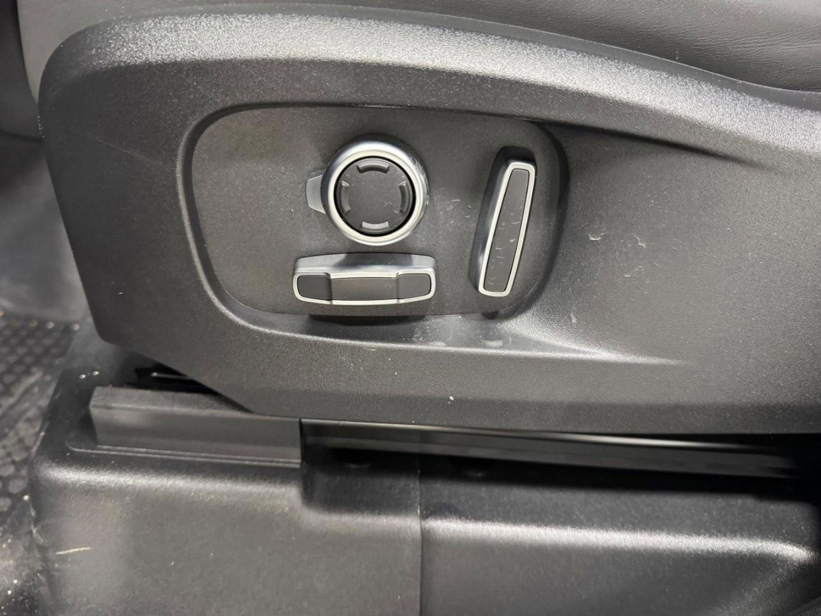 New 2026 Land Rover Defender 130 X-Dynamic SE image 28