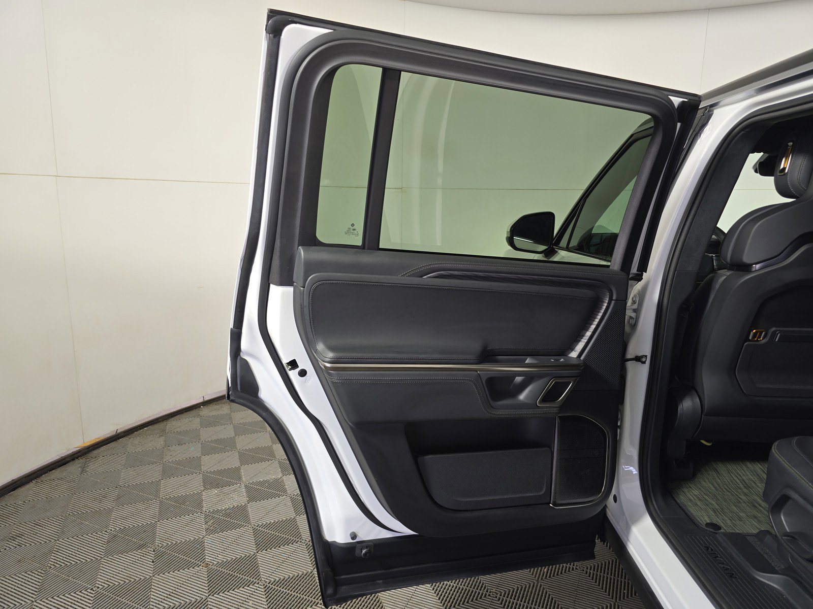 Used 2024 Rivian R1S Adventure AWD/4WD image 17