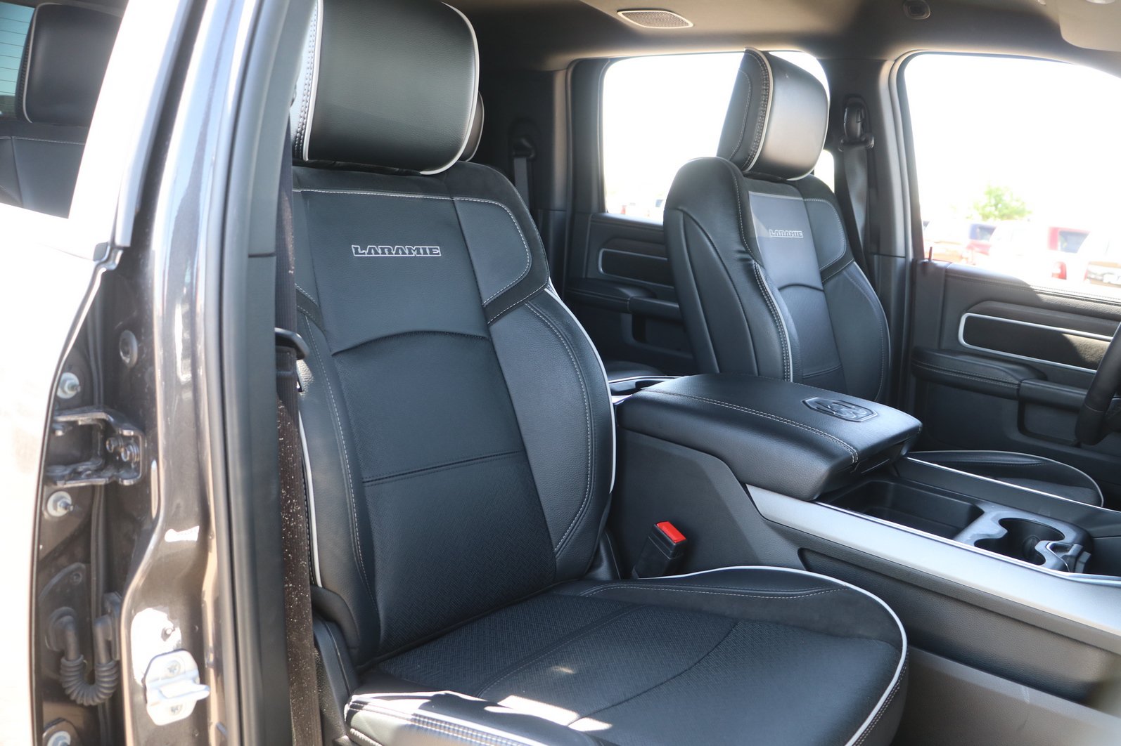 Used 2025 RAM 3500 Laramie AWD/4WD image 34