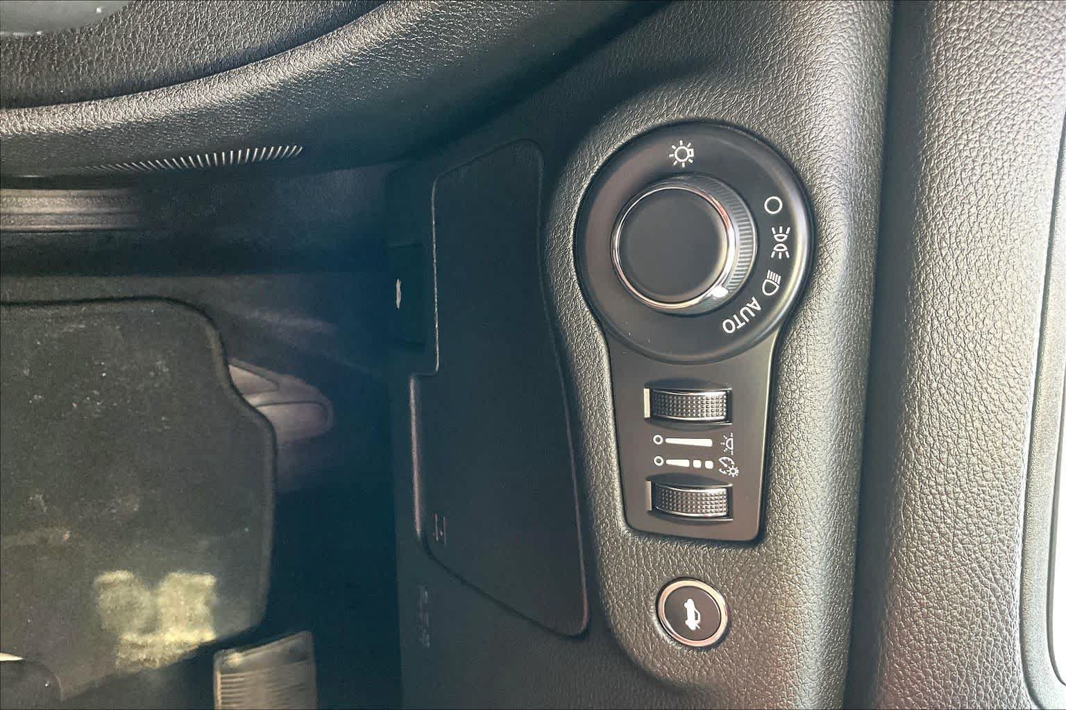 Used 2015 Chrysler 200 Limited w/ Convenience Group FWD image 34