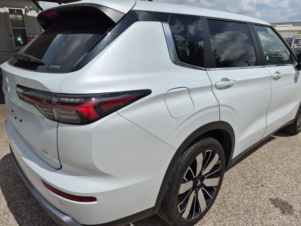 Used 2025 Mitsubishi Outlander AWD image 5