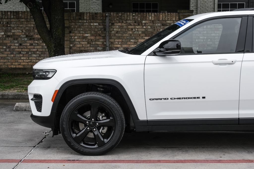 Used 2023 Jeep Grand Cherokee Altitude AWD/4WD image 21