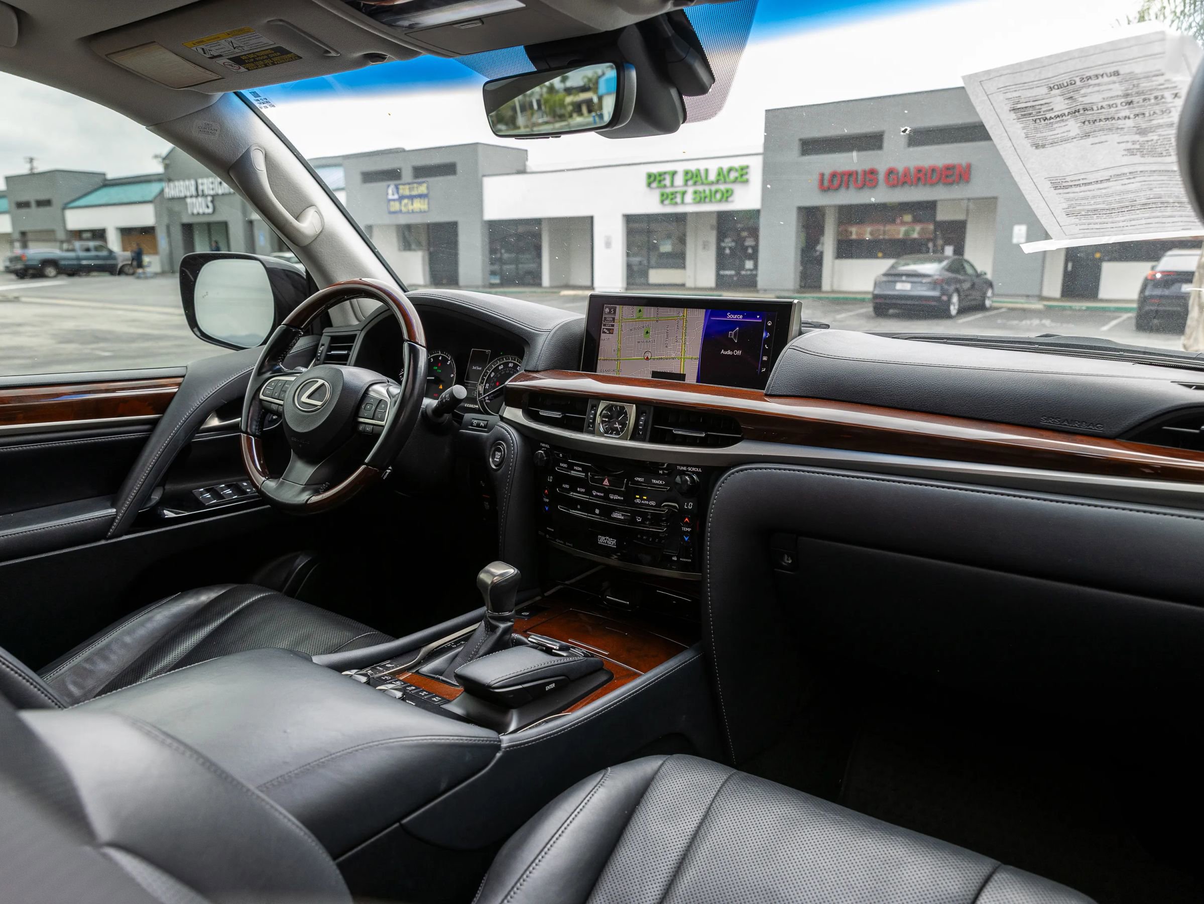 Used 2021 Lexus LX 570 4WD w/ Luxury Package image 31