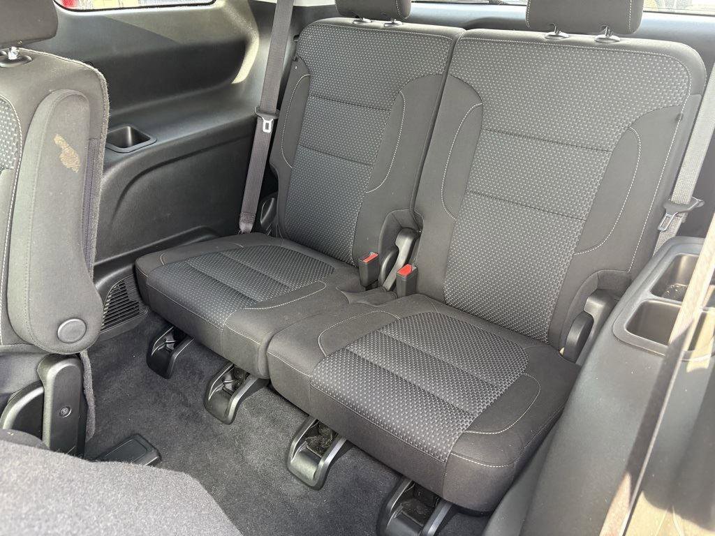 Used 2023 GMC Acadia SLE image 15