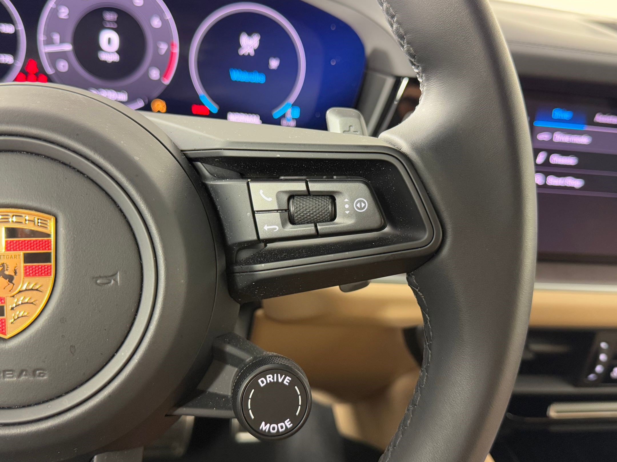 Used 2025 Porsche Cayenne S image 23