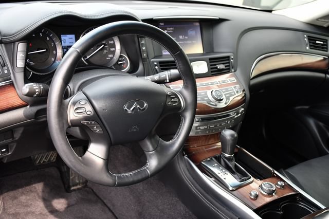 Used 2015 INFINITI Q70 3.7 w/ Deluxe Touring Package AWD/4WD image 16