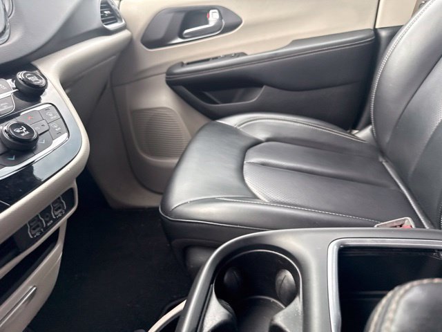 Used 2024 Chrysler Pacifica Touring-L FWD image 10