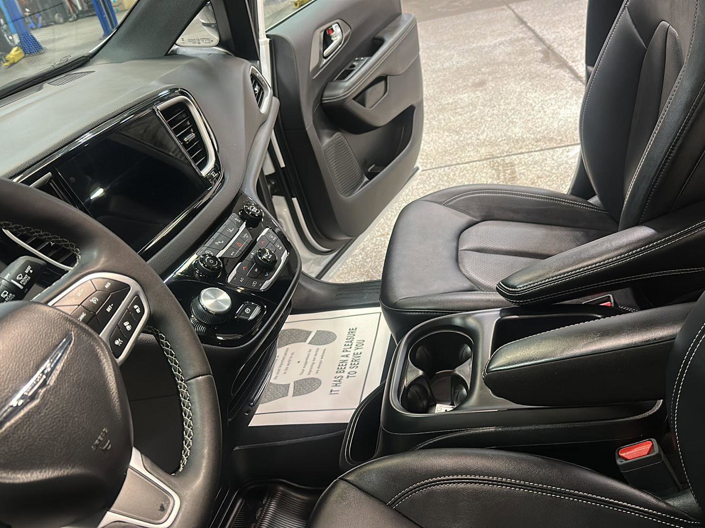 Used 2025 Chrysler Pacifica Select FWD image 26