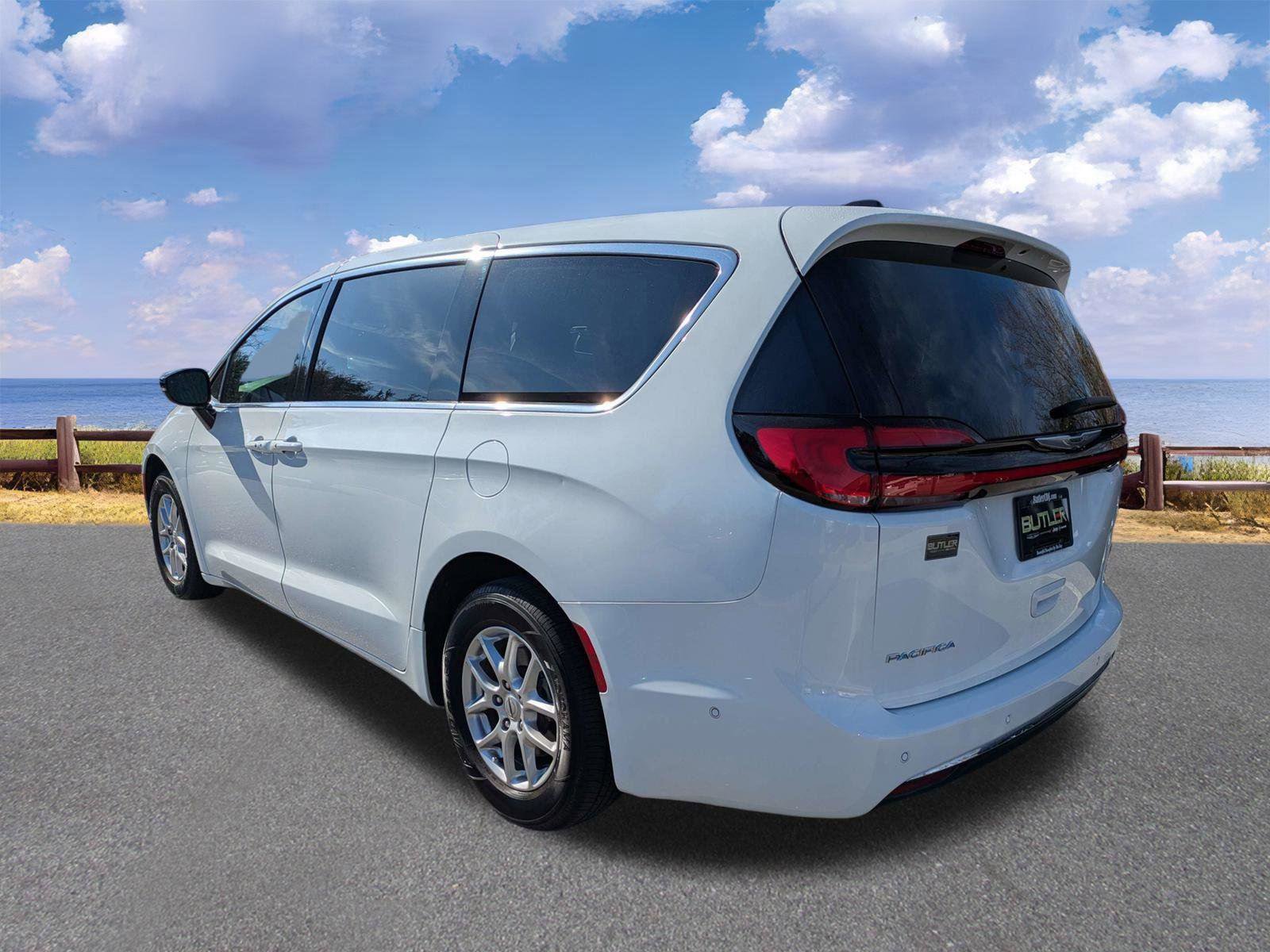 Used 2024 Chrysler Pacifica Touring-L image 6