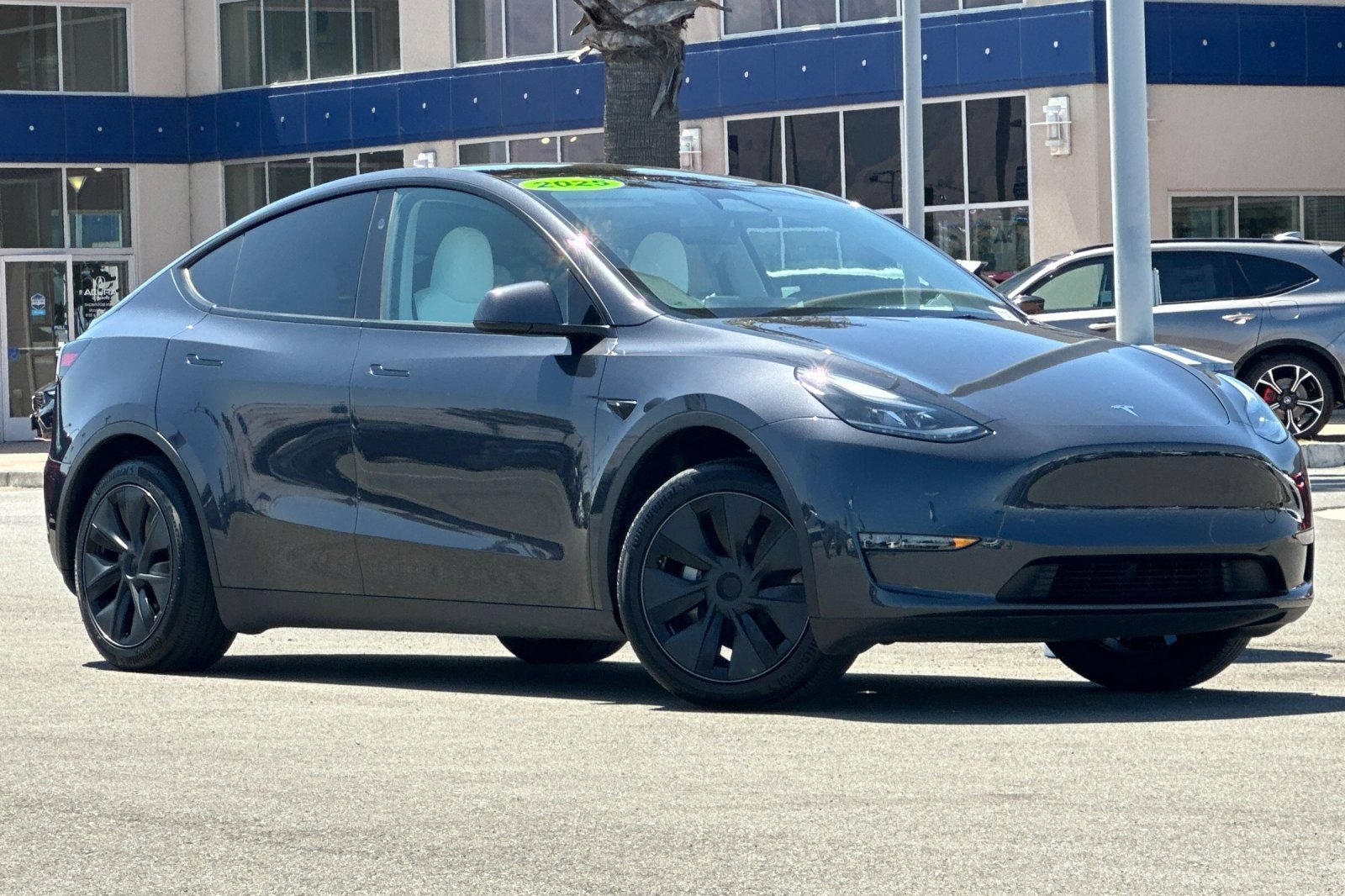 Used 2025 Tesla Model Y Long Range RWD image 2