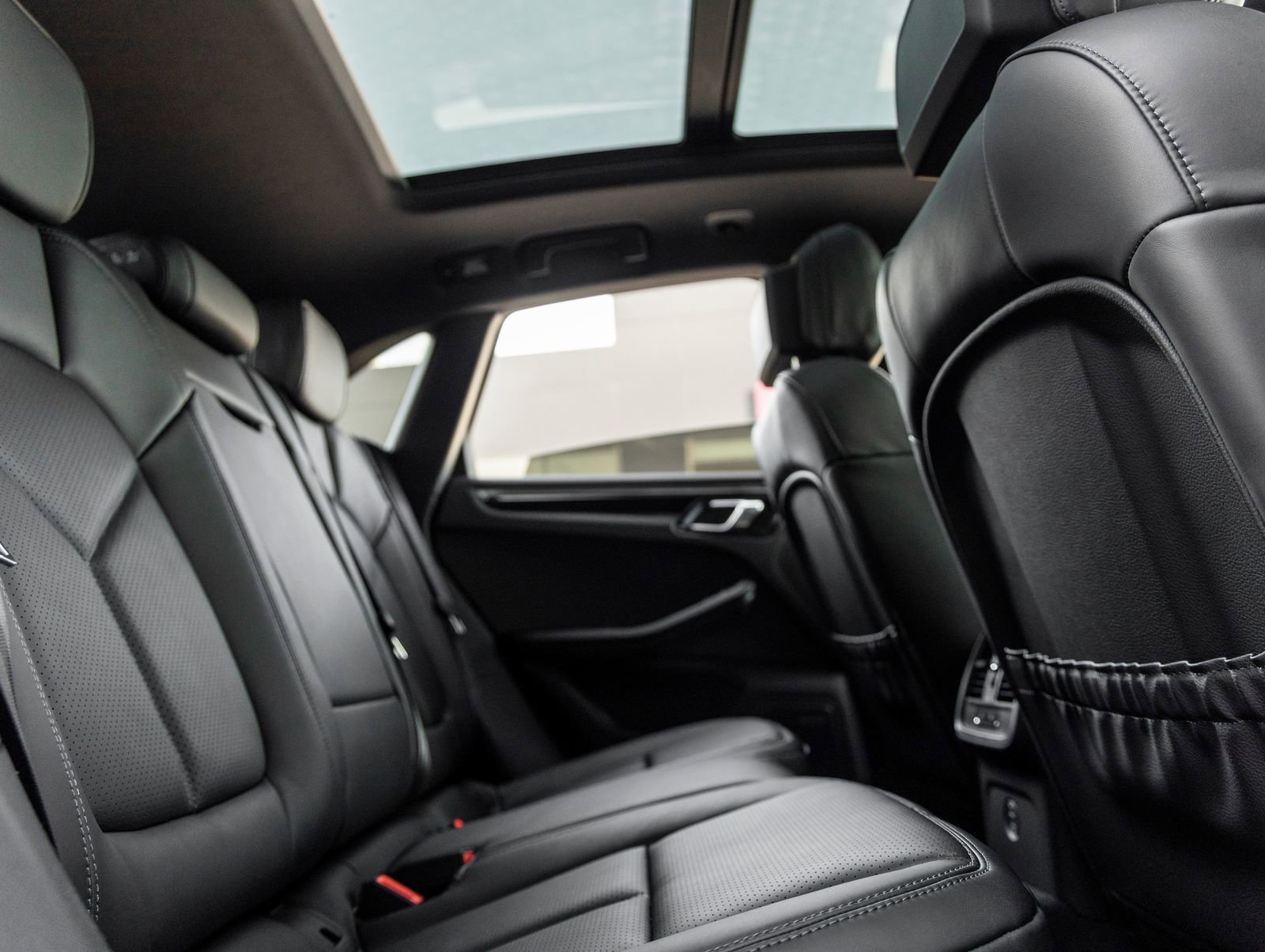 Certified 2026 Porsche Macan AWD/4WD image 32
