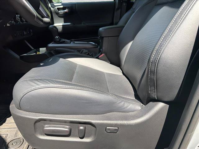 Used 2020 Toyota Tacoma TRD Sport w/ TRD Premium Sport Package AWD/4WD image 12