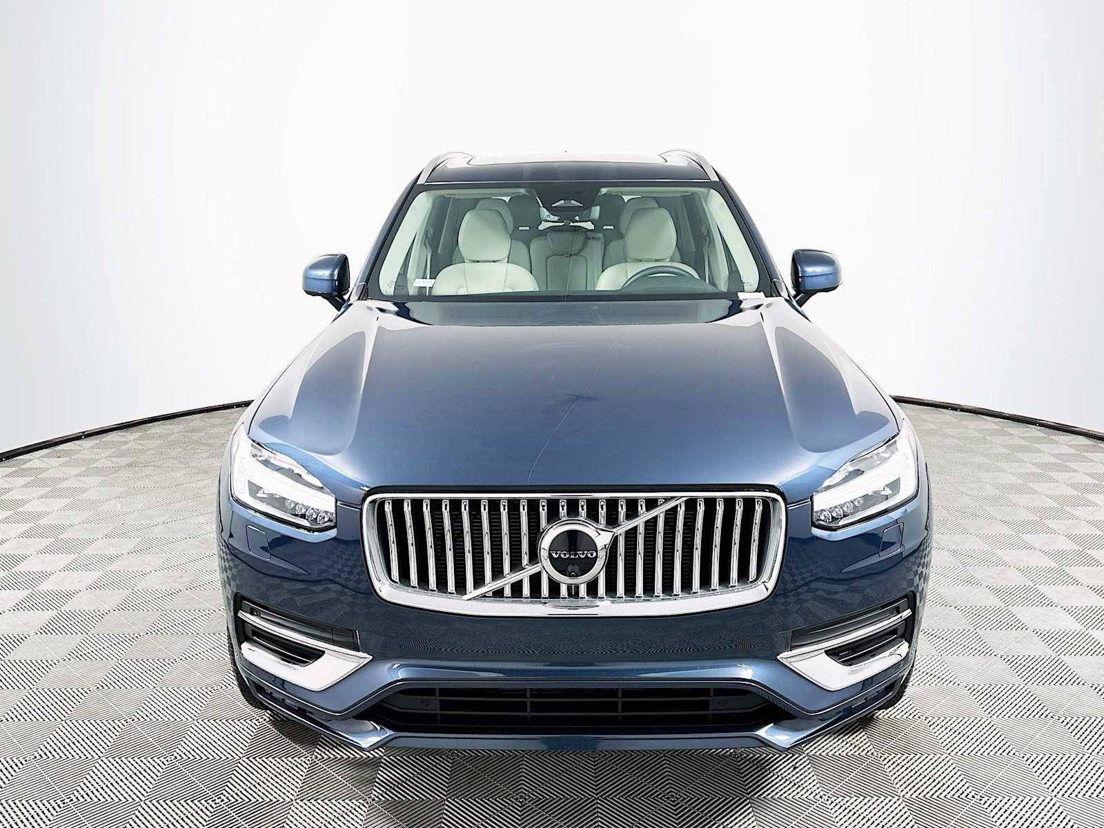 Used 2025 Volvo XC90 B5 Plus image 2