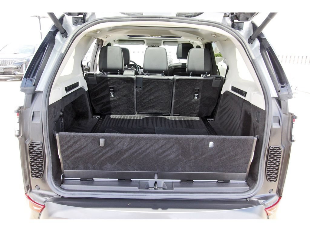 Used 2020 Land Rover Discovery SE AWD/4WD image 28