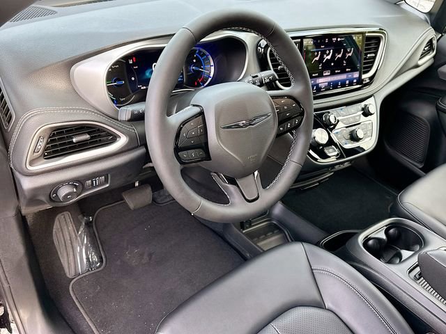 Used 2024 Chrysler Pacifica Select image 9