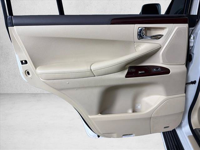 Used 2013 Lexus LX 570 4WD w/ Luxury Pkg w/Pre-crash image 24