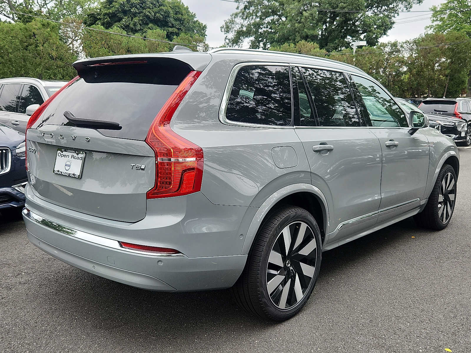 Certified 2025 Volvo XC90 T8 Plus w/ Protection Package AWD/4WD image 6