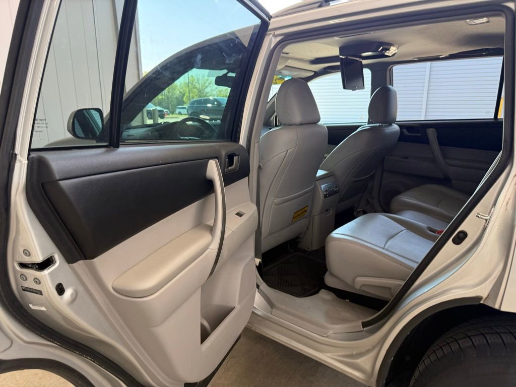 Used 2011 Toyota Highlander SE w/ Tow Pkg image 20