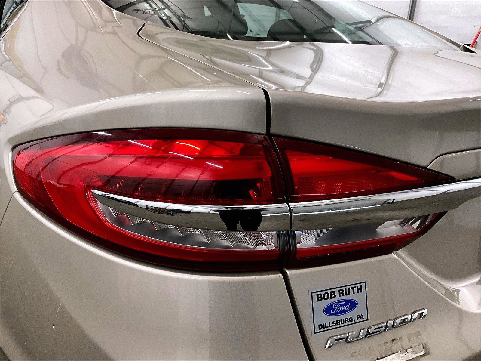 Used 2018 Ford Fusion SE w/ Fusion SE Technology Package image 28