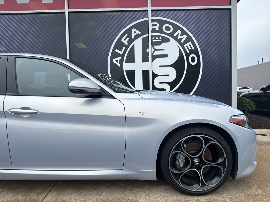 Used 2023 Alfa Romeo Giulia Ti AWD/4WD image 3