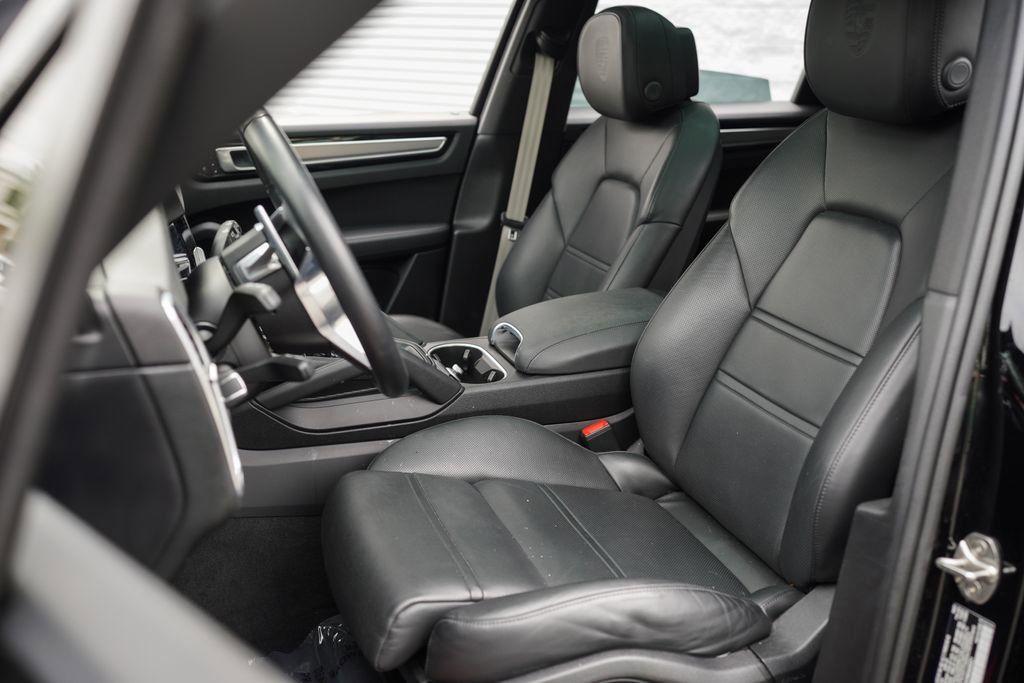 Used 2022 Porsche Cayenne Platinum Edition image 23