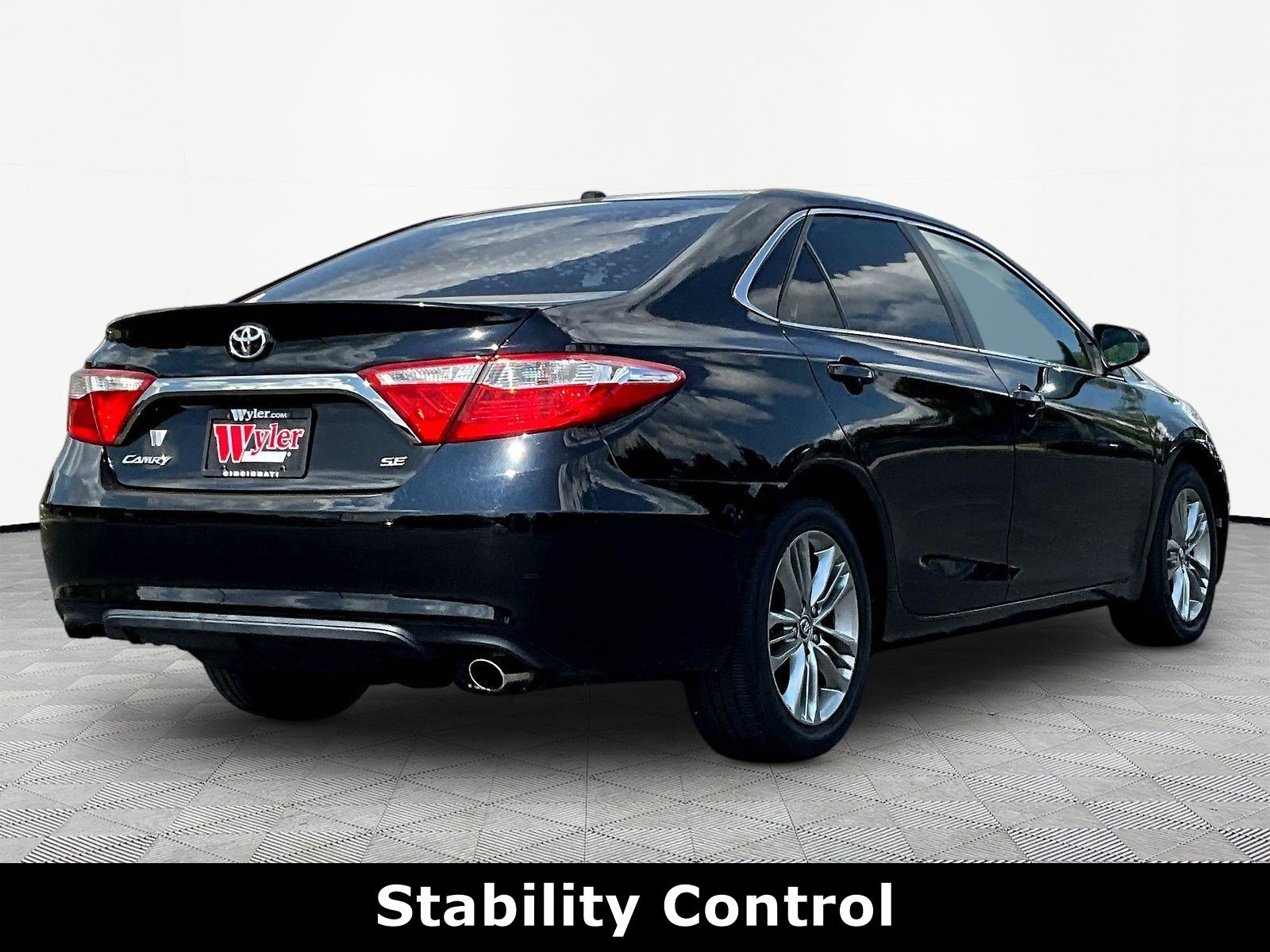 Used 2015 Toyota Camry SE w/ Moonroof Package FWD image 6