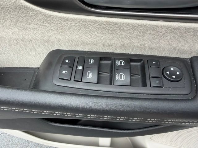 Used 2024 Chrysler Pacifica Touring-L FWD image 13