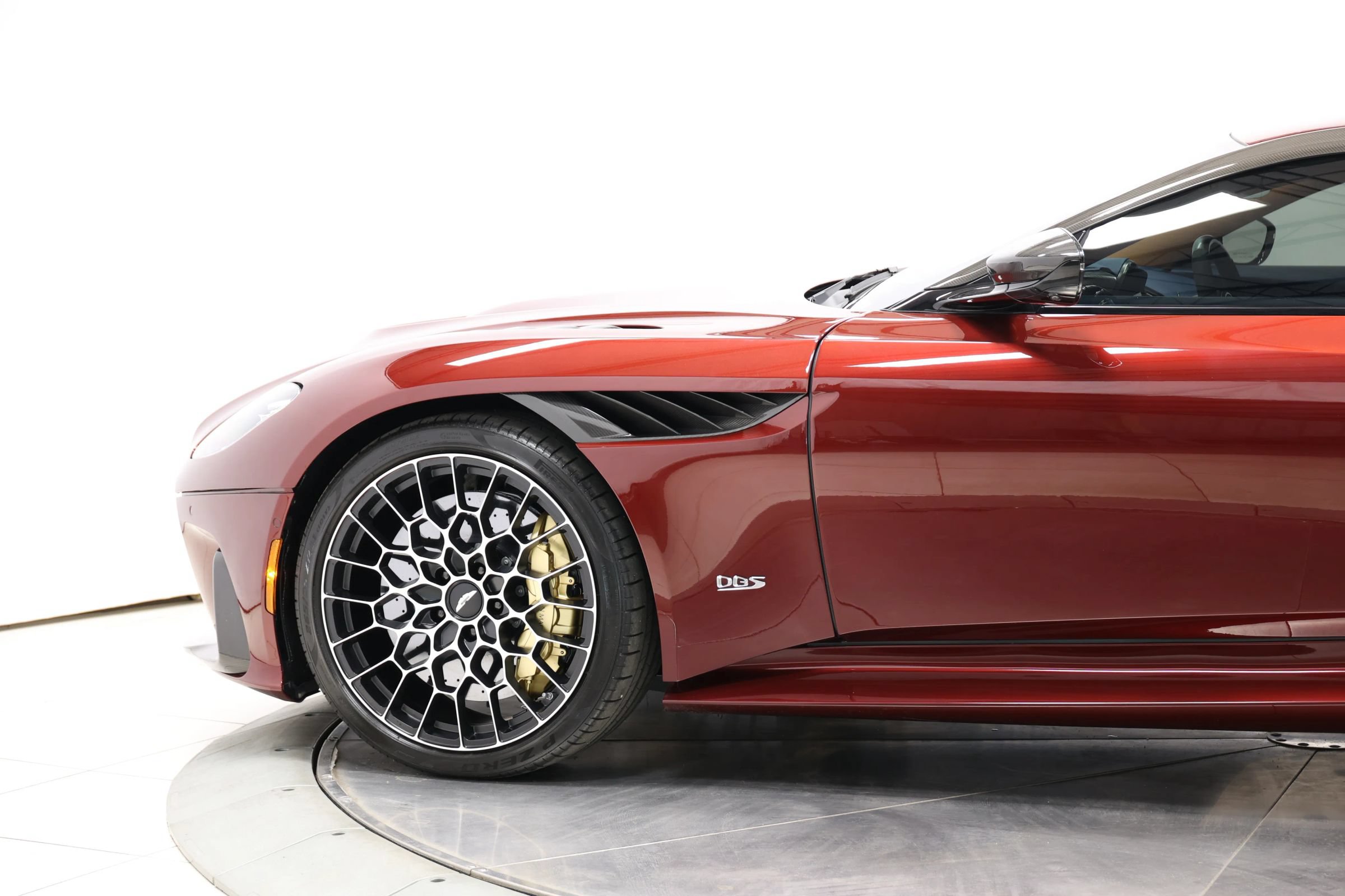 Used 2023 Aston Martin DBS Coupe RWD image 10