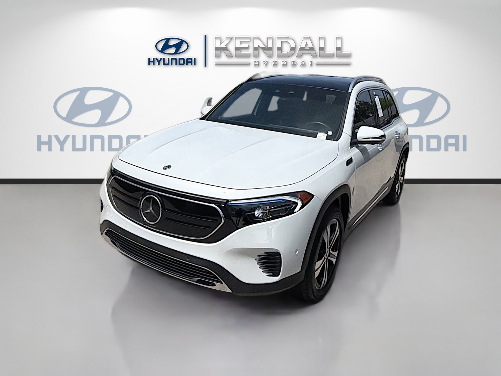Used 2023 Mercedes-Benz EQB 300 4MATIC image 3