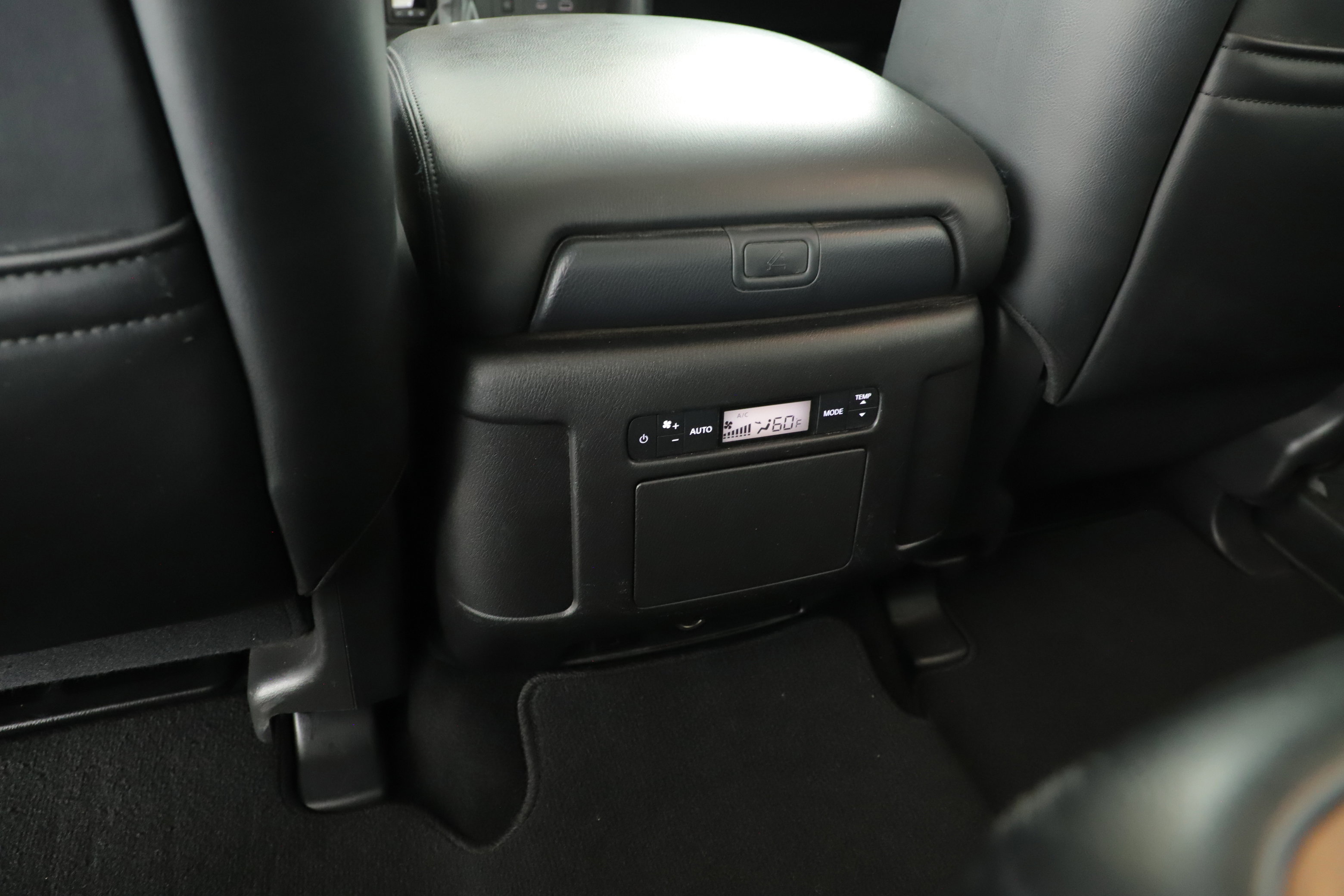 Used 2024 Nissan Armada SL w/ Captain's Chairs Package image 26