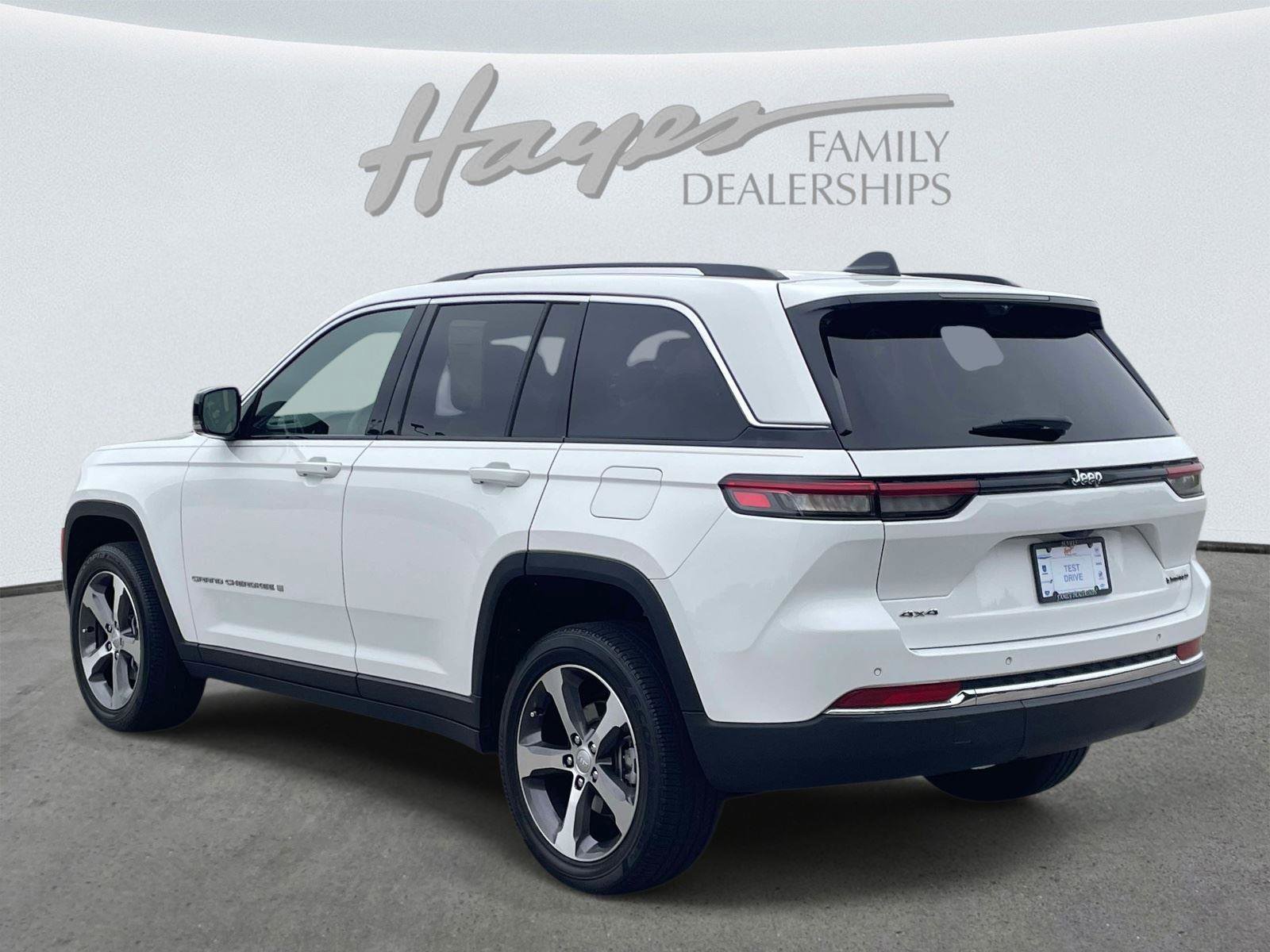 Used 2023 Jeep Grand Cherokee Limited w/ Luxury Tech Group II AWD/4WD image 5