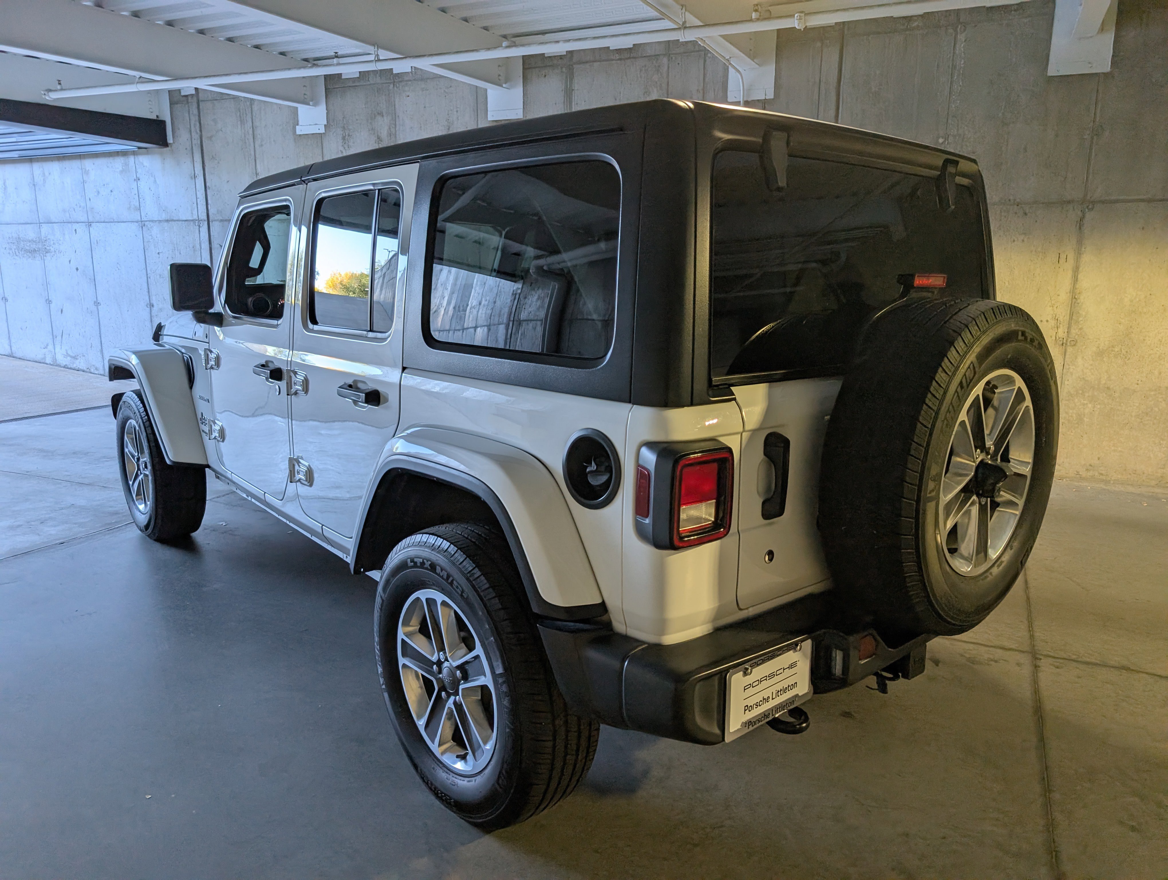 Used 2018 Jeep Wrangler Unlimited Sahara image 3