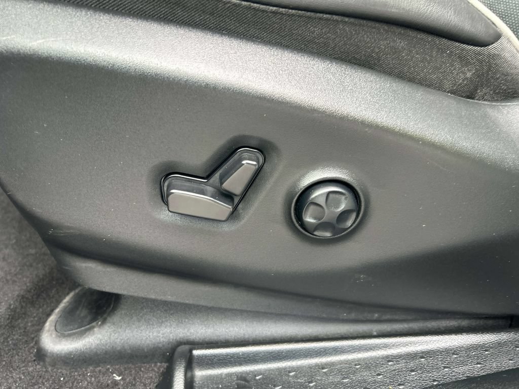 Used 2025 Chrysler Pacifica Limited FWD image 17