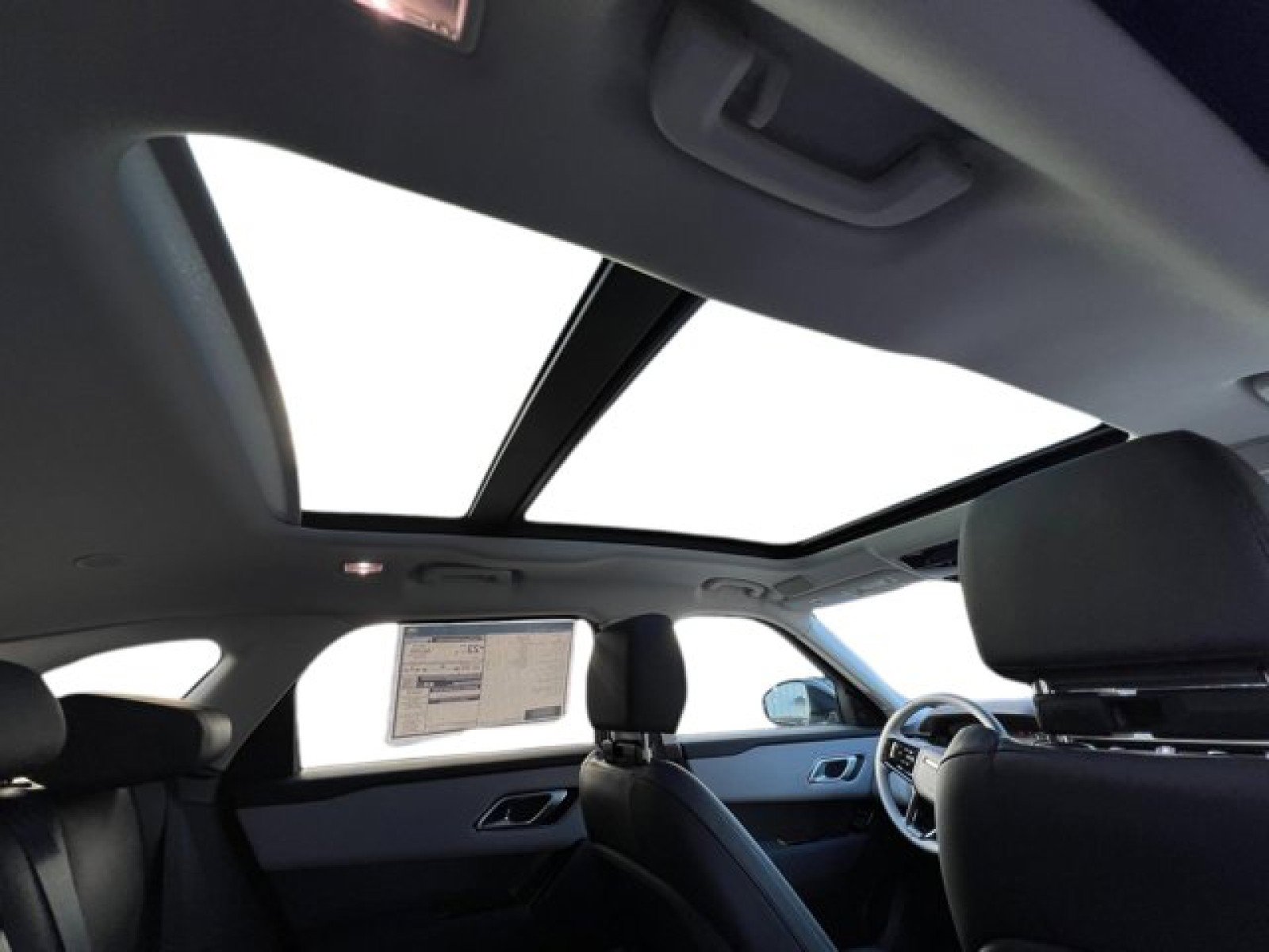 New 2025 Land Rover Range Rover Velar Dynamic SE image 14