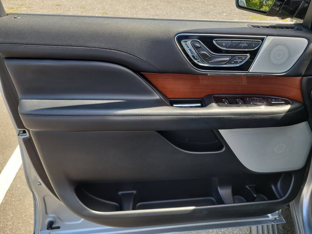 Used 2020 Lincoln Navigator L Reserve w/ Luxury Package RWD image 16