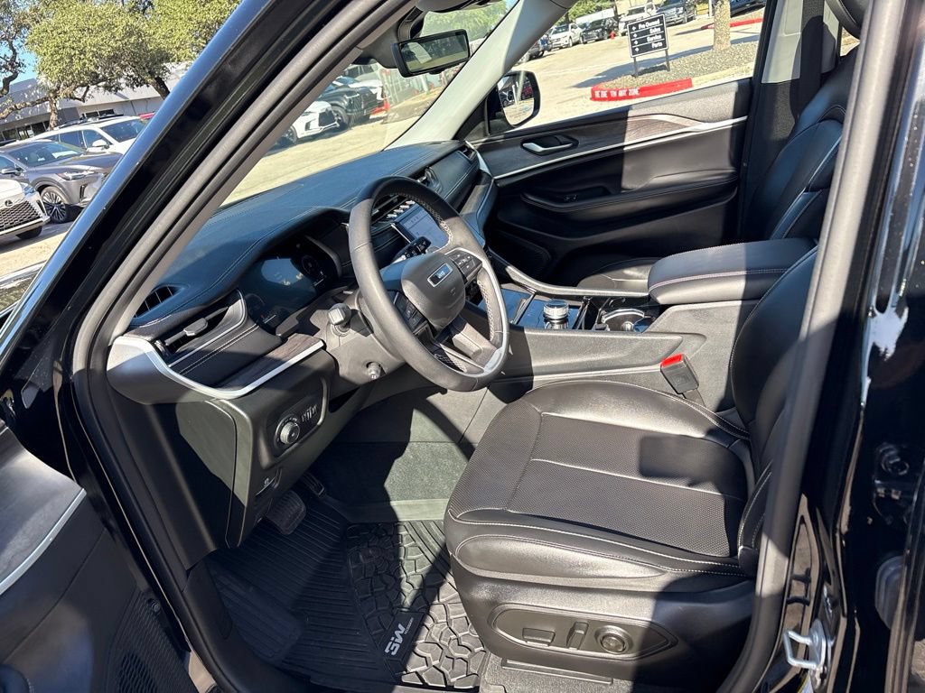Used 2023 Jeep Grand Cherokee Limited w/ Luxury Tech Group II AWD/4WD image 17