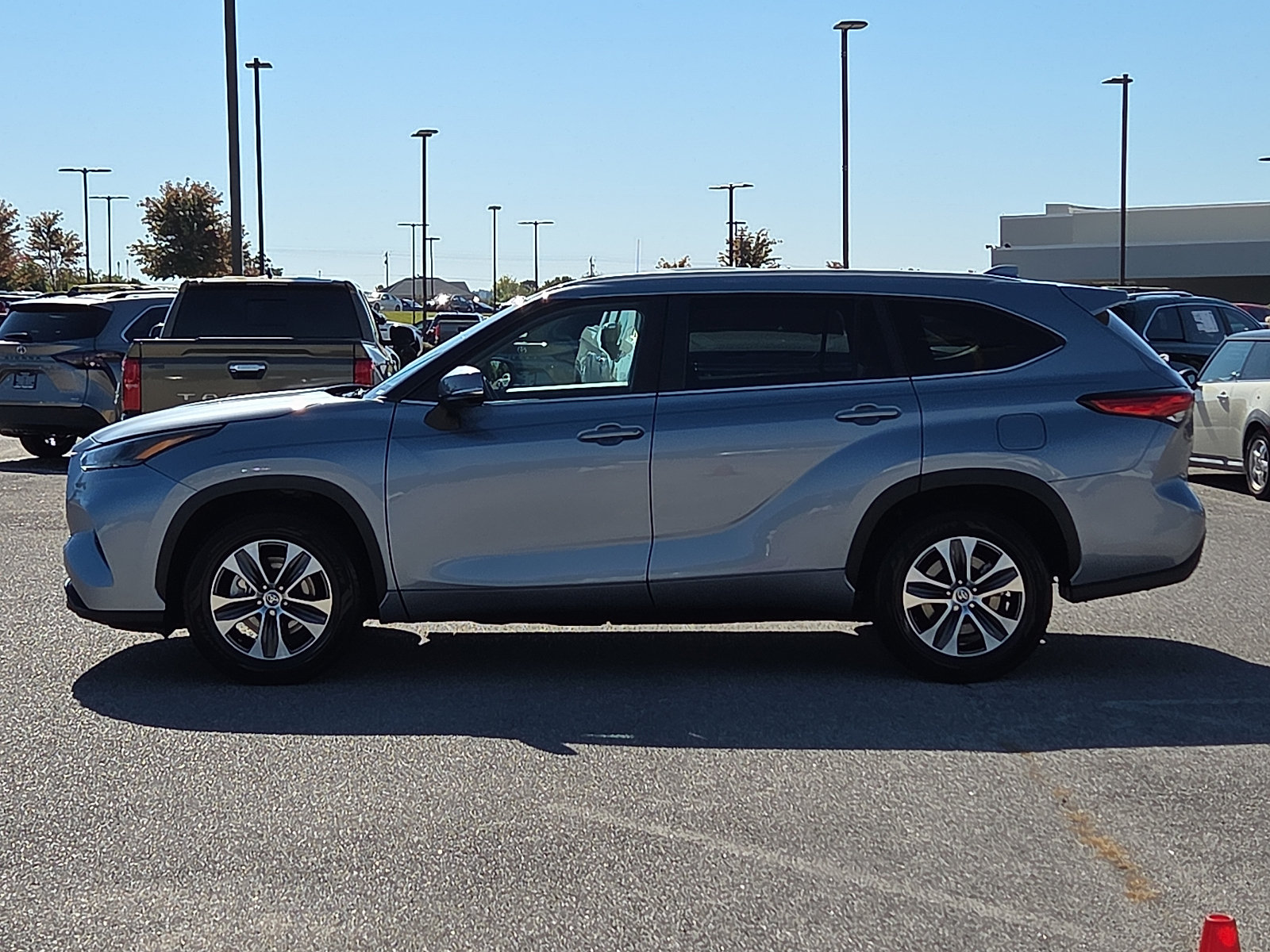 Used 2023 Toyota Highlander XLE FWD image 3