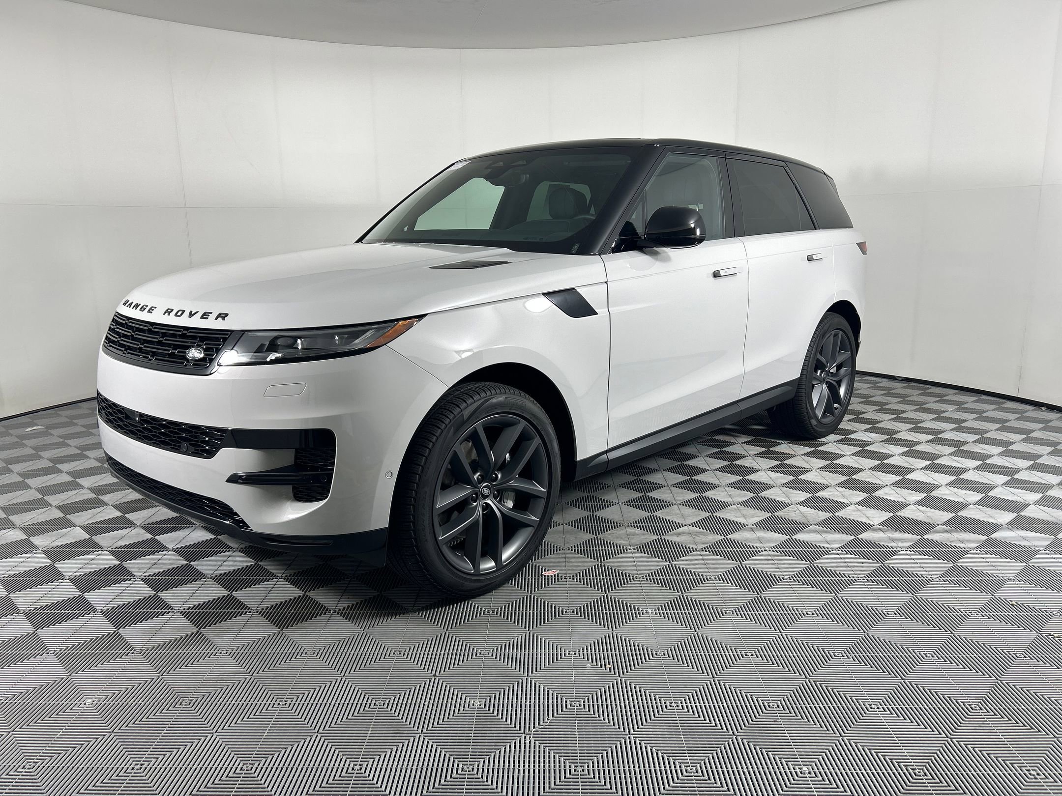 Used 2024 Land Rover Range Rover Sport SE