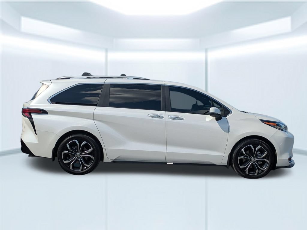 Used 2025 Toyota Sienna Platinum FWD image 6