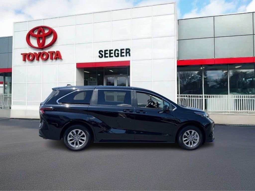 Used 2026 Toyota Sienna LE FWD image 2