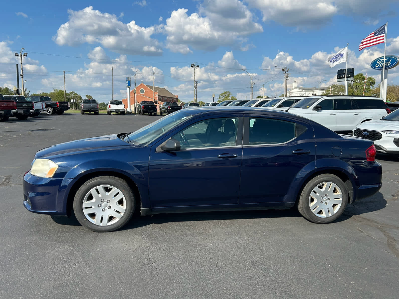 Used 2013 Dodge Avenger SE image 1